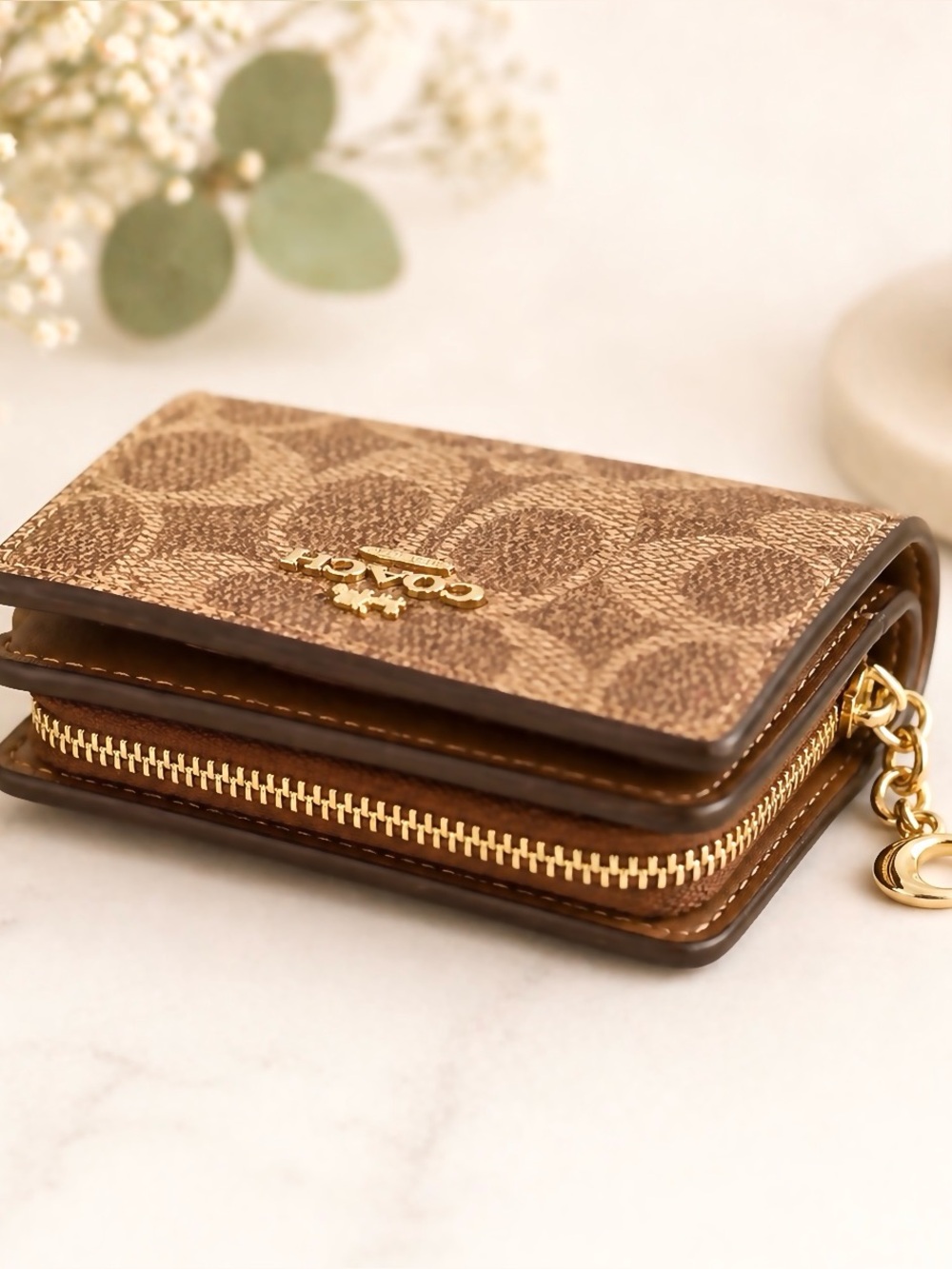 COACH Snap Wallet
In Signature Canvas - Picture 2 of 8